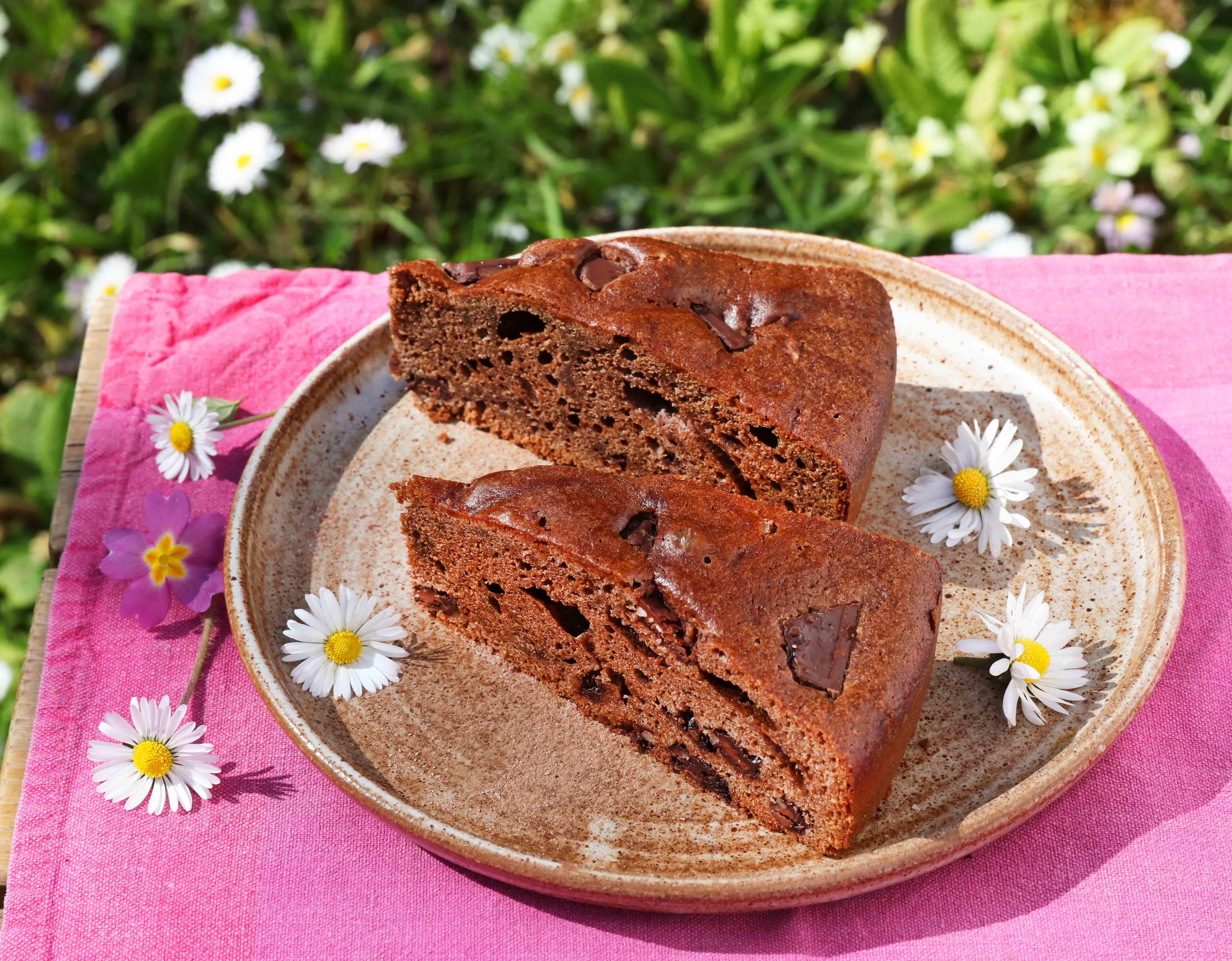 Gâteau tout chocolat, éclats d’amandes caramélisés