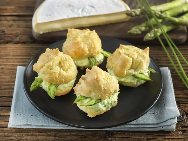 Gougères au Reblochon farcies à la crème d'asperges vertes